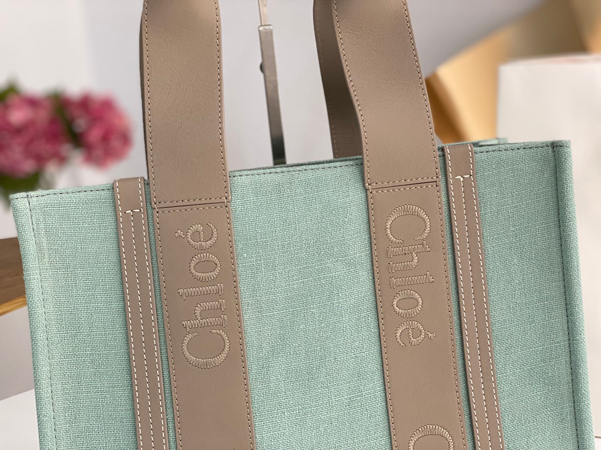 Chloe Medium Woody Tote Bag In Linen 